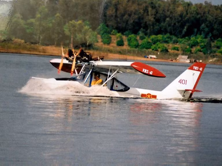 Là loại máy bay lưỡng dụng, VNS-41 có thể hạ cánh cả trên mặt đất lẫn mặt nước - một tính năng cực kỳ quan trọng với địa hình của Việt Nam. Nguồn ảnh: TL.