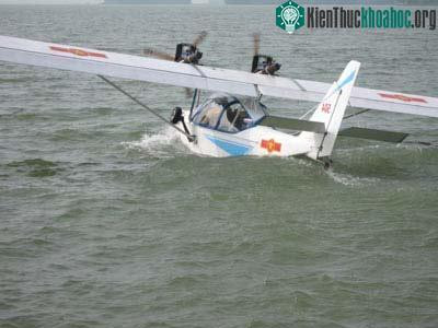 Loại máy bay này có bình chứa nhiên liệu 80 lít cho phép nó bay được trong 4 tiếng đồng hồ, tốc độ tối đa 135 km/h. Khi cất cánh trên mặt đất, máy bay chỉ cần 70 mét đường băng để chạy đà. Nguồn ảnh: Kienthuckhoahoc.