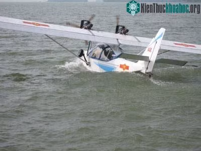 Loại máy bay này có bình chứa nhiên liệu 80 lít cho phép nó bay được trong 4 tiếng đồng hồ, tốc độ tối đa 135 km/h. Khi cất cánh trên mặt đất, máy bay chỉ cần 70 mét đường băng để chạy đà. Nguồn ảnh: Kienthuckhoahoc.