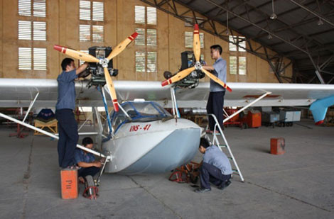 Về thông số kỹ thuật, máy bay có chiều dài gần 7 mét, cao 2,5 mét tính tới đỉnh lá cánh quạt, tầm bay tối đa 300 km, trần bay 3000 mét và chở theo được từ 2 tới 3 người. Nguồn ảnh: TL.