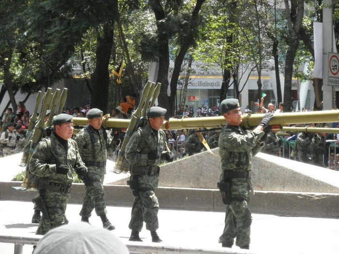 RPG-29 Vampir được Liên Xô thiết kế và bắt đầu sản xuất từ năm 1989 tới nay. Đây là vũ khí chống tăng cá nhân với trọng lượng rộng 12 kg và trọng lượng sau khi nạp đạn tối đa 18,8 kg tùy từng loại đạn. Nguồn ảnh: Pinterest.