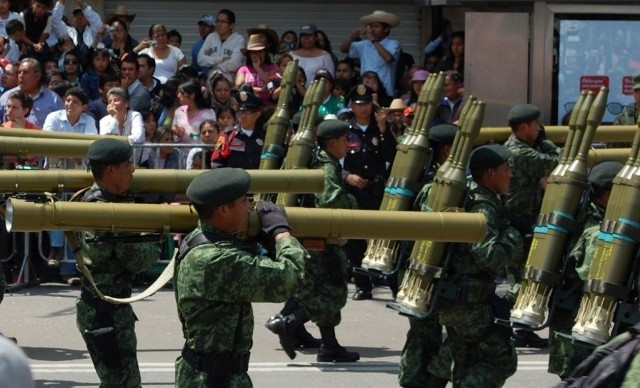 Khi sử dụng đầu đạn HEAT, súng có khả năng xuyên tối đa 650mm thép cán đồng nhất có trang bị giáp phản ứng nổ ERA - nghĩa là đủ sức "thổ bay" mọi loại xe tăng chủ lực hiện nay được trang bị trong khu vực và trên thế giới. Nguồn ảnh: Pinterest.