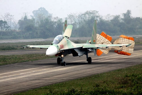 Các chiến đấu cơ Su-30MK2 của Việt Nam cũng được cho là có khả năng đánh biển được tối ưu hoá, đủ để nó biến thành nỗi ác mộng cho mọi lực lượng hải quân muốn đối đầu với chúng ta. Nguồn ảnh: Danviet.