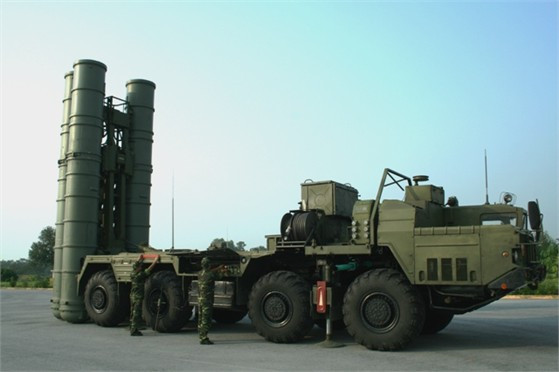 Mặc dù so với các thế hệ máy bay tàng hình ngày nay, S-300PMU1 có phần tỏ ra thua thiệt. Tuy nhiên có thể khẳng định, loại tên lửa phòng không này đủ sức "vít cổ" mọi loại máy bay thế hệ 4++ phổ biến hiện nay trên thế giới. Nguồn ảnh: QPVN.