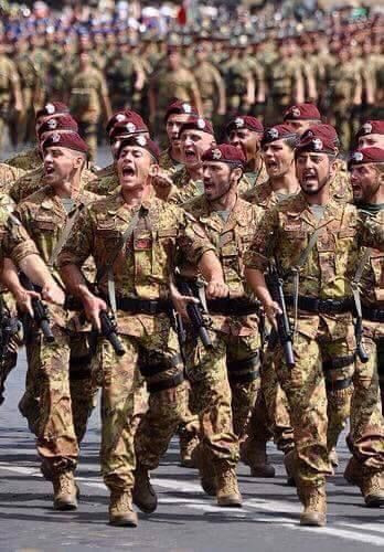Quốc gia có dân số hơn 60 triệu người này hiện tại không còn chế độ nghĩa vụ quân sự, quân thường trực chỉ còn 175.000 lính trong khi đó số lượng lính dự bị là 182.000 người. Nguồn ảnh: Pinterest.