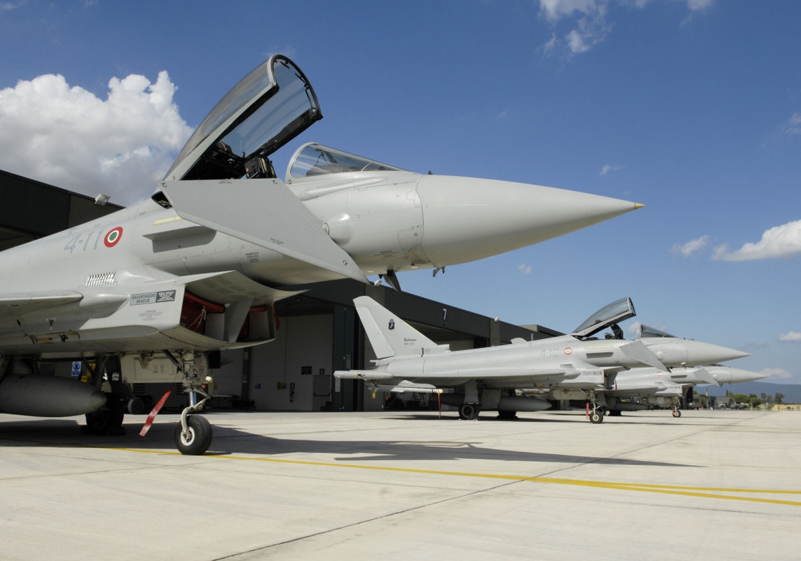 Số còn lại, chủ yếu là các loại cường kích cơ với 110 chiếc, chiến đấu cơ chỉ 99 chiếc và máy bay huấn luyện lên tới 185 chiếc bao gồm cả máy bay cánh bằng cùng máy bay lên thẳng. Nguồn ảnh: Pinterest.