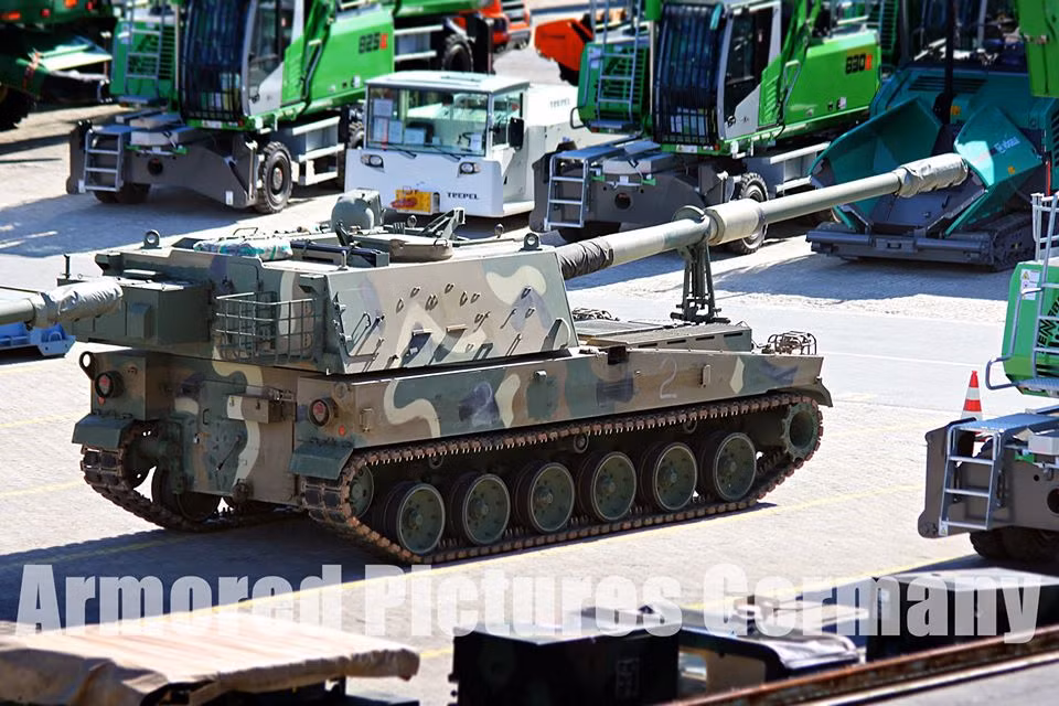 Theo thông tin mới nhất được truyền thông quốc tế đăng tải, quân đội Estonia đã nhận những khẩu pháo tự hành K-9 Thunder đầu tiên do Hàn Quốc xuất khẩu. Nguồn ảnh: BMDP.