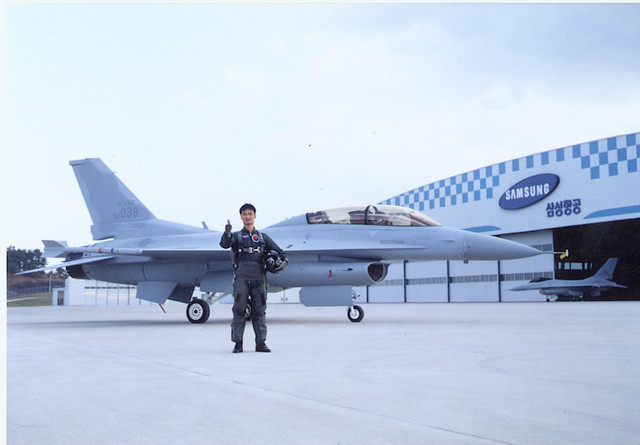 Samsung Techwin từ lâu đã được biết tới là tập đoàn sản xuất vũ khí hàng đầu của Hàn Quốc. Những sản phẩm của tập đoàn này bao gồm từ những thiết bị nhỏ như camera cho tới chiến đấu cơ F-16 phiên bản KF-16 Hàn Quốc tự sản xuất trong nước. Nguồn ảnh: Pinterest.