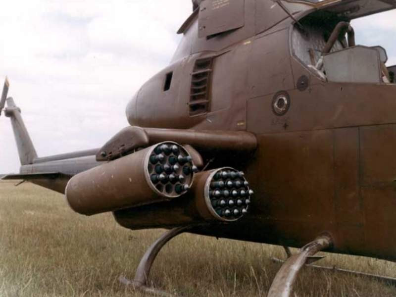 Điều đáng nói đó là trong những hình ảnh về Mi-24A tham chiến trên chiến trường Campuchia, có cả những hình ảnh bằng chứng cho thấy chúng ta đã sử dụng tên lửa Hydra chiến lợi phẩm từ kháng chiến chống Mỹ cho loại trực thăng này. Nguồn ảnh: Pinterest.