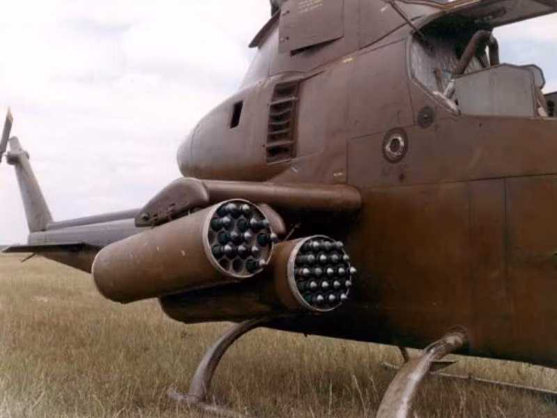 Điều đáng nói đó là trong những hình ảnh về Mi-24A tham chiến trên chiến trường Campuchia, có cả những hình ảnh bằng chứng cho thấy chúng ta đã sử dụng tên lửa Hydra chiến lợi phẩm từ kháng chiến chống Mỹ cho loại trực thăng này. Nguồn ảnh: Pinterest.