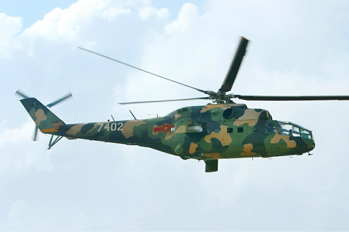Khi tham chiến, trực thăng Mi-24 có hai giá treo hoả lực phụ ở hai hông cho phép nó mang theo các loại pháo phản lực không điều khiển S-8, S-5 hoặc bom. Nguồn ảnh: Pinterest.