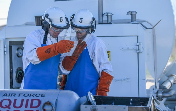 Hiện tại, Không quân Mỹ vẫn cung cấp khoảng 500 gallons (hơn 1600 lít) oxy lỏng mỗi tuần cho các chuyến bay huấn luyện trên máy bay U-2. Nguồn ảnh: BI.