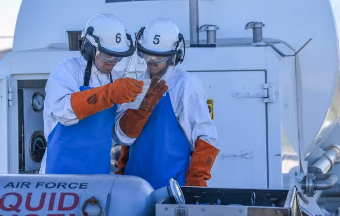 Hiện tại, Không quân Mỹ vẫn cung cấp khoảng 500 gallons (hơn 1600 lít) oxy lỏng mỗi tuần cho các chuyến bay huấn luyện trên máy bay U-2. Nguồn ảnh: BI.