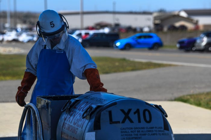 Khí oxy lỏng được sử dụng làm dưỡng khí cho phi công điều khiển máy bay U-2 cũng chính là loại oxy lỏng được sử dụng trong công nghệ... động cơ tên lửa. Nguồn ảnh: BI.