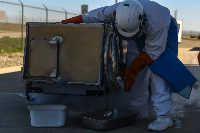 Việc chuẩn bị khí oxy lỏng cho phi công lái máy bay do thám U-2 cũng không phải là việc dễ dàng, chỉ đôi chút sai sót cũng có thể biến toàn bộ bình chứa oxy lỏng - hay thậm chí là nguyên chiếc U-2 trở thành một quả bom thực sự. Nguồn ảnh: BI.