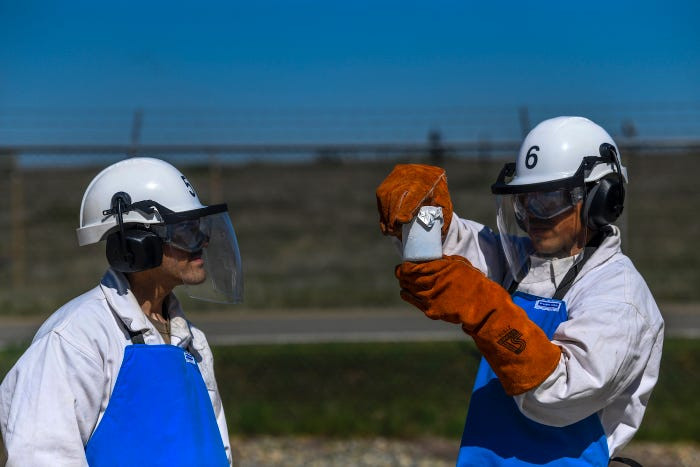 Dung dịch này cũng cần phải được bảo quản trong điều kiện tốt nhất, bất cứ sai sót nào khi sang chiết, vận chuyển hay bảo quản oxy lỏng có thể khiến phi công bị mất dưỡng khí hoặc ngộ độc oxy trong quá trình bay. Nguồn ảnh: BI.