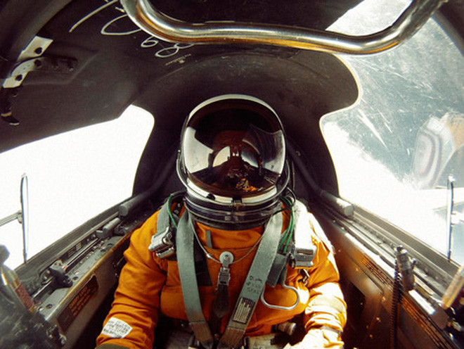 Để giải quyết vấn đề dưỡng khí cho phi công khi hoạt động ở độ cao này nhiều tiếng đồng hồ, trong môi trường nhiệt -30 độ và có áp suất rất thấp, quân đội Mỹ đã quyết định sử dụng khí oxy lỏng. Nguồn ảnh: BI.