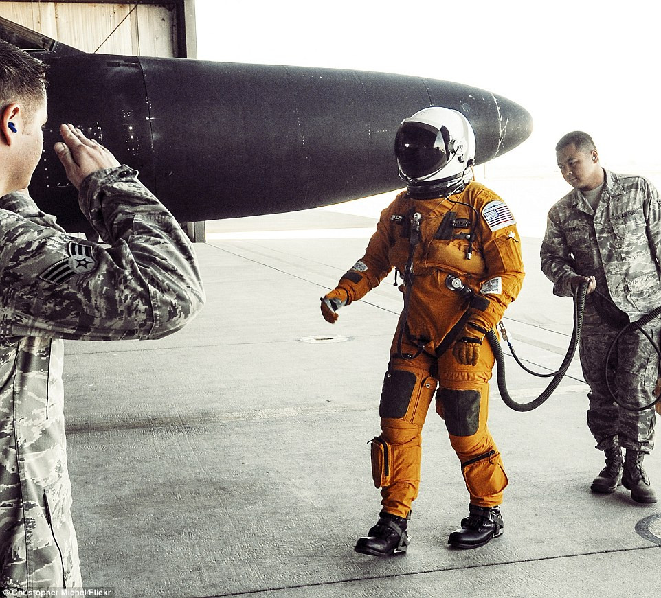 Các phi công máy bay do thám U-2 có trình độ và khả năng không kém gì một phi công vũ trụ, họ hoạt động trong môi trường cực kỳ khắc nghiệt và chỉ một sai sót nhỏ trên chiếc U-2 có thể khiến họ mất mạng. Nguồn ảnh: BI.