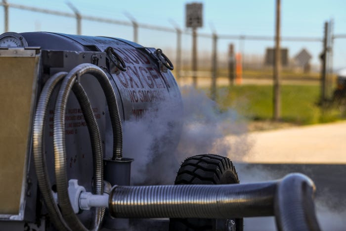 Điều này có nghĩa là bình dưỡng khí của phi công điều khiển máy bay U-2 cực kỳ dễ phát nổ do khí oxy nguyên chất là một chất rất dễ cháy. Nguồn ảnh: BI.