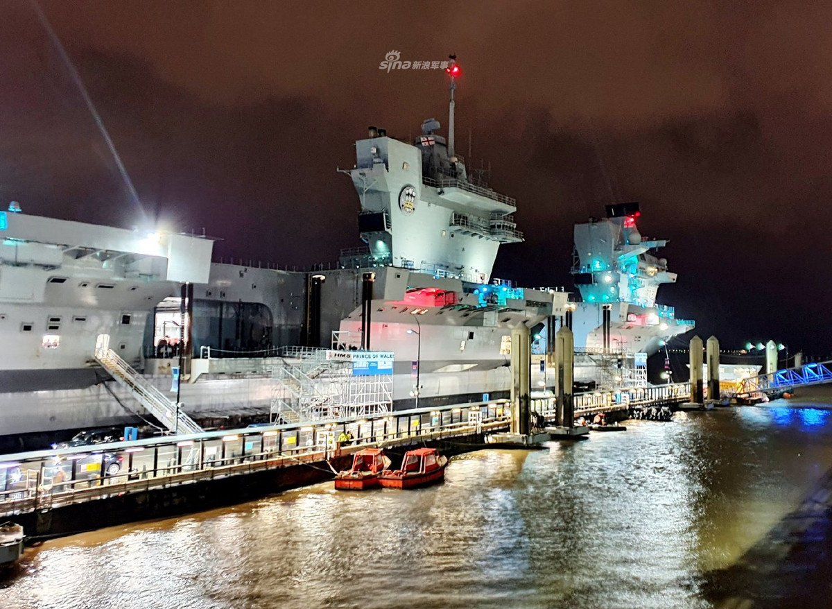 Giống với Queen Elizabeth, tàu sân bay Hoàng tử xứ Wales cũng có khả năng mang theo lính thuỷ quân lục chiến hoàng gia với quân số tối đa 250 người kèm theo các tàu đổ bộ tấn công hoặc trực thăng vận tải binh lính. Nguồn ảnh: Sina.