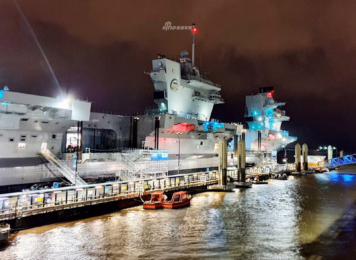 Giống với Queen Elizabeth, tàu sân bay Hoàng tử xứ Wales cũng có khả năng mang theo lính thuỷ quân lục chiến hoàng gia với quân số tối đa 250 người kèm theo các tàu đổ bộ tấn công hoặc trực thăng vận tải binh lính. Nguồn ảnh: Sina.