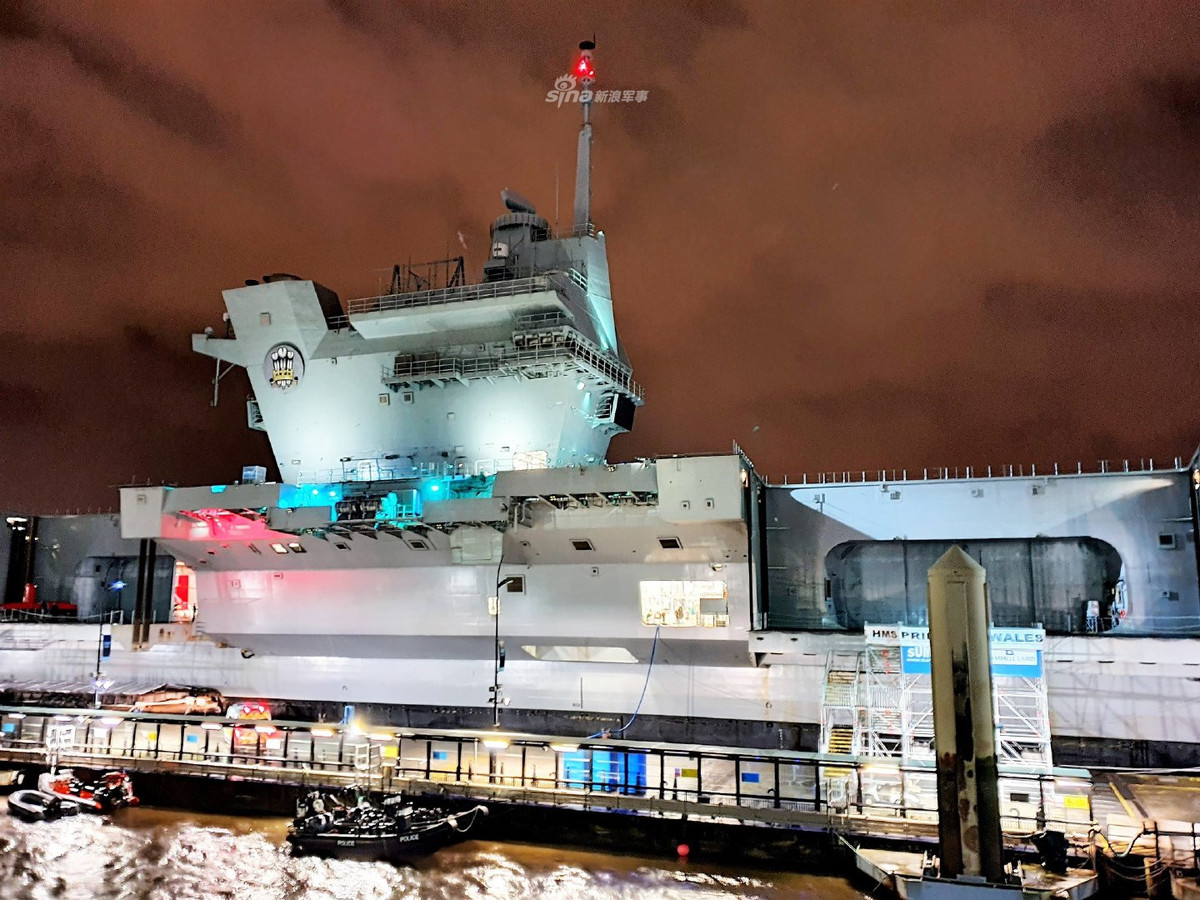 Theo như các thông số lý thuyết, tàu sân bay HMS Prince of Wales có khả năng được trang bị tối đa 40 chiến đấu cơ F-35 phiên bản F-35B cùng với các trực thăng đa dụng, trực thăng cảnh báo sớm và hỗ trợ săn ngầm. Nguồn ảnh: Sina.