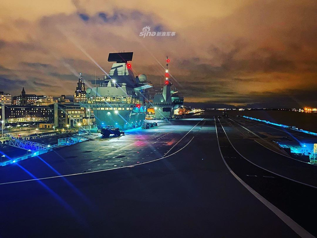 Theo báo chí Anh, hai tàu sân bay lớp Queen Elizabeth sẽ nối tiếp truyền thống vẻ vang của lực lượng Hải quân Hoàng gia Anh trong quá khứ, một lần nữa khiến hải quân nước này vươn mình kiêu hãnh. Nguồn ảnh: Sina.