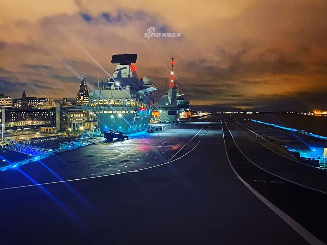 Theo báo chí Anh, hai tàu sân bay lớp Queen Elizabeth sẽ nối tiếp truyền thống vẻ vang của lực lượng Hải quân Hoàng gia Anh trong quá khứ, một lần nữa khiến hải quân nước này vươn mình kiêu hãnh. Nguồn ảnh: Sina.