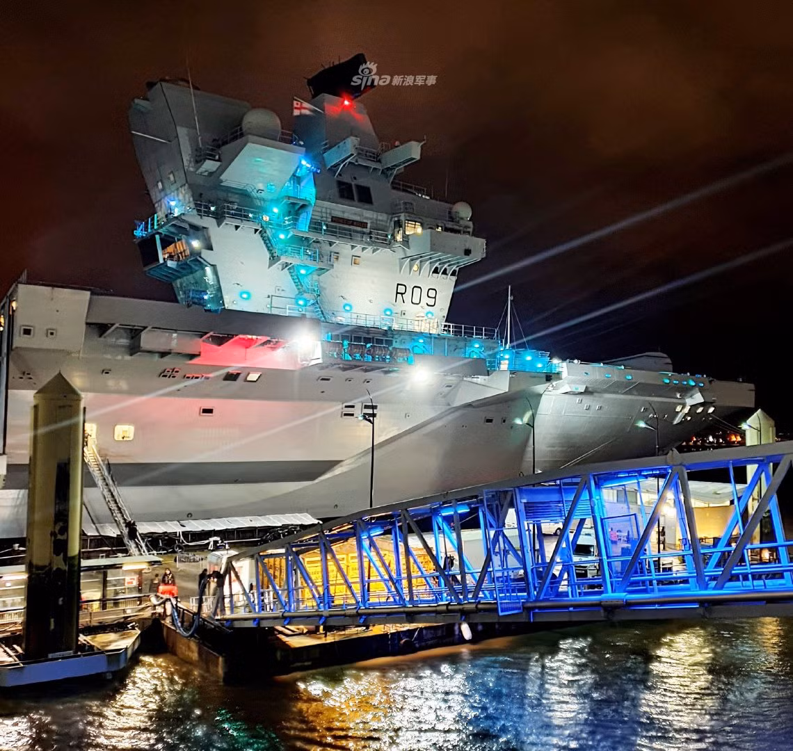 Tuy nhiên trong trường hợp khẩn cấp, tàu sân bay này cũng có khả năng mang theo tối đa tới 70 máy bay chiến đấu F-35B - cung cấp quân số không quân cực kỳ khổng lồ. Nguồn ảnh: Sina.