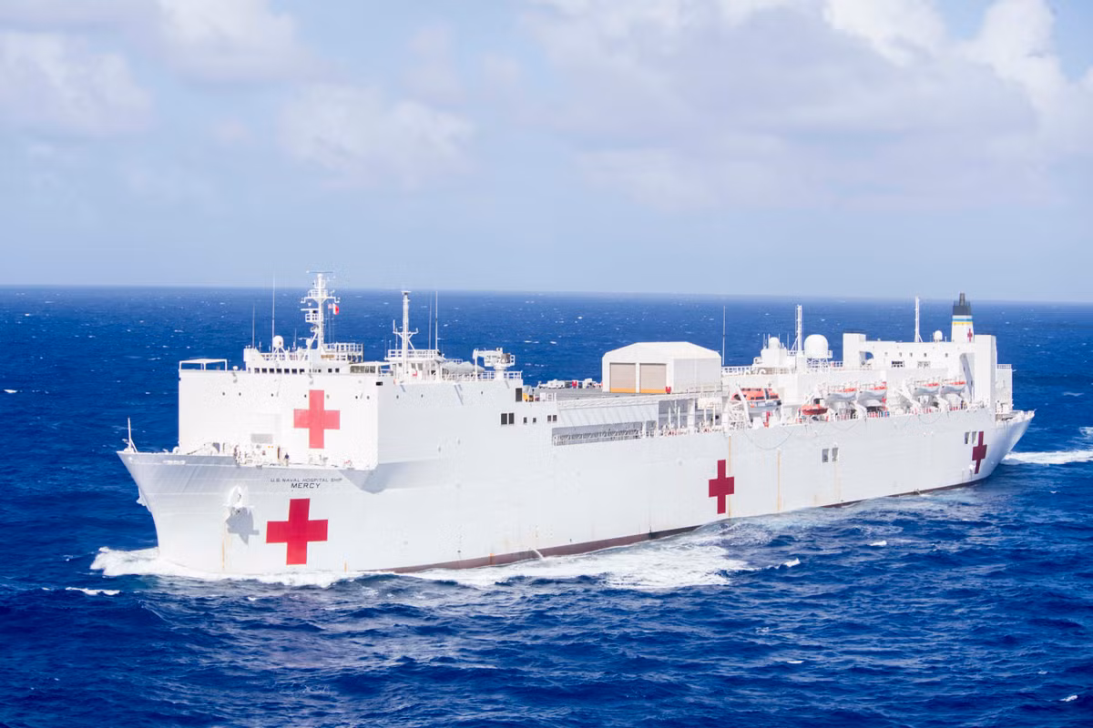 USNS Mercy thậm chí còn được ra đời trước cả tàu chị em của mình là chiếc Comfort. Cụ thể, USNS Mercy được Hải quân Mỹ hoán cải và đưa vào biên chế từ năm 1986. Nguồn ảnh: Pinterest.