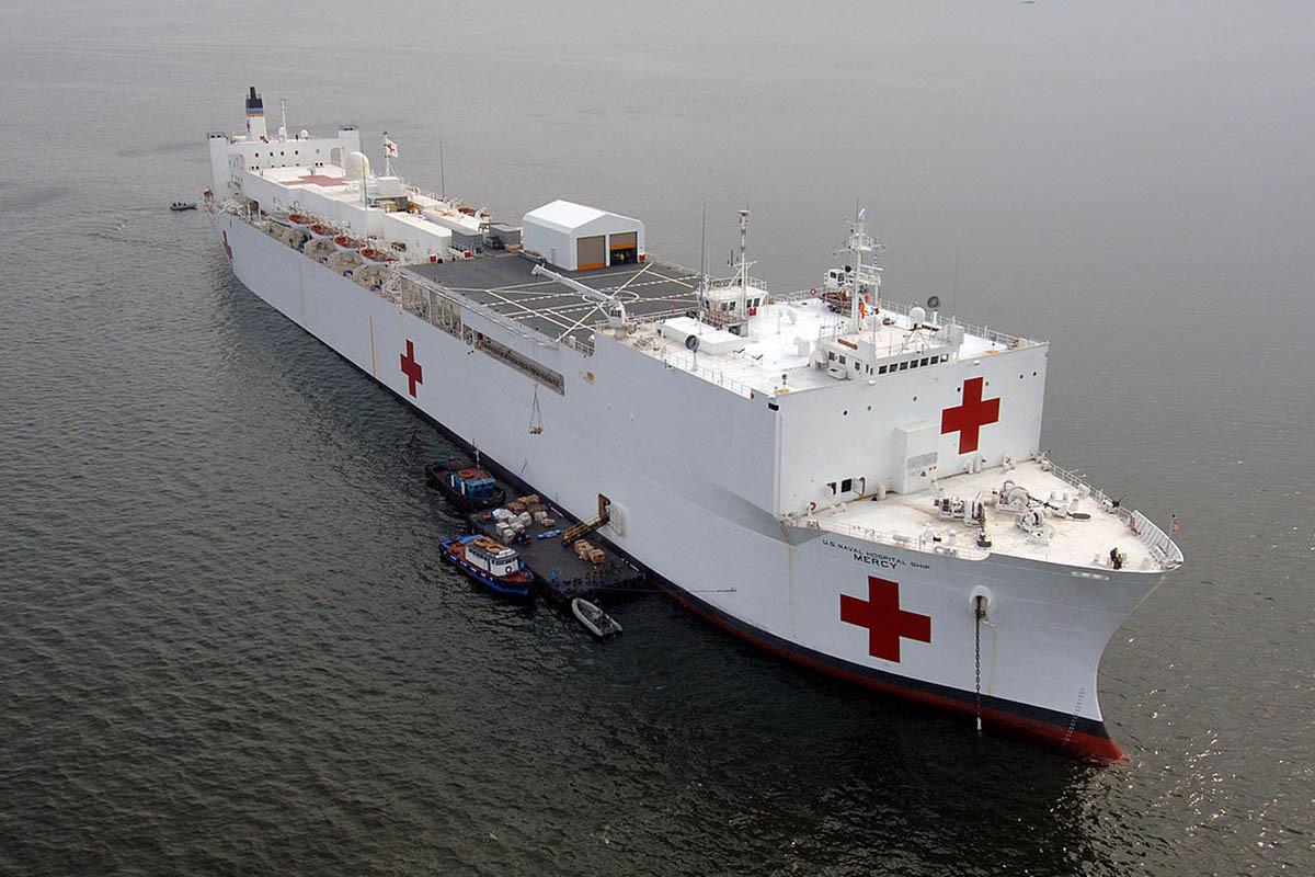 Nếu như USNS Comfort luôn túc trực ở bờ Đông nước Mỹ thì ngược lại, tàu USNS Mercy lại hoạt động chủ yếu ở bờ Tây và khu vực Thái Bình Dương. Nguồn ảnh: Pinterest.