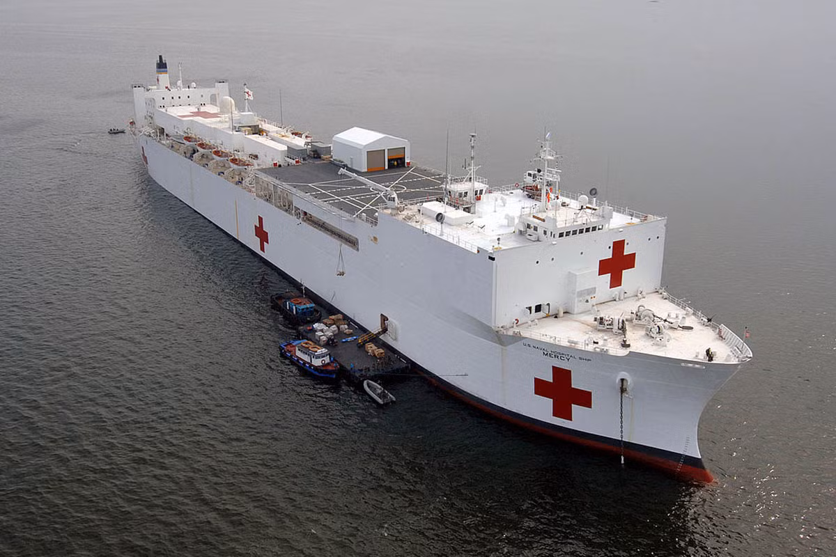 Nếu như USNS Comfort luôn túc trực ở bờ Đông nước Mỹ thì ngược lại, tàu USNS Mercy lại hoạt động chủ yếu ở bờ Tây và khu vực Thái Bình Dương. Nguồn ảnh: Pinterest.