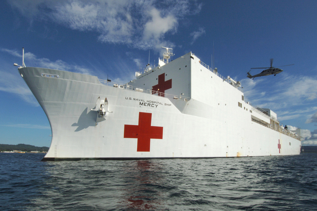 Thông thường, tàu bệnh USNS Mercy và USNS Comfort luôn ở trong trạng thái nghỉ - nghĩa là nó sẵn sàng di chuyển bất cứ lúc nào nhưng không có đủ trang thiết bị, vật tư y tế để thực hiện nhiệm vụ cấp cứu. Nguồn ảnh: Pinterest.