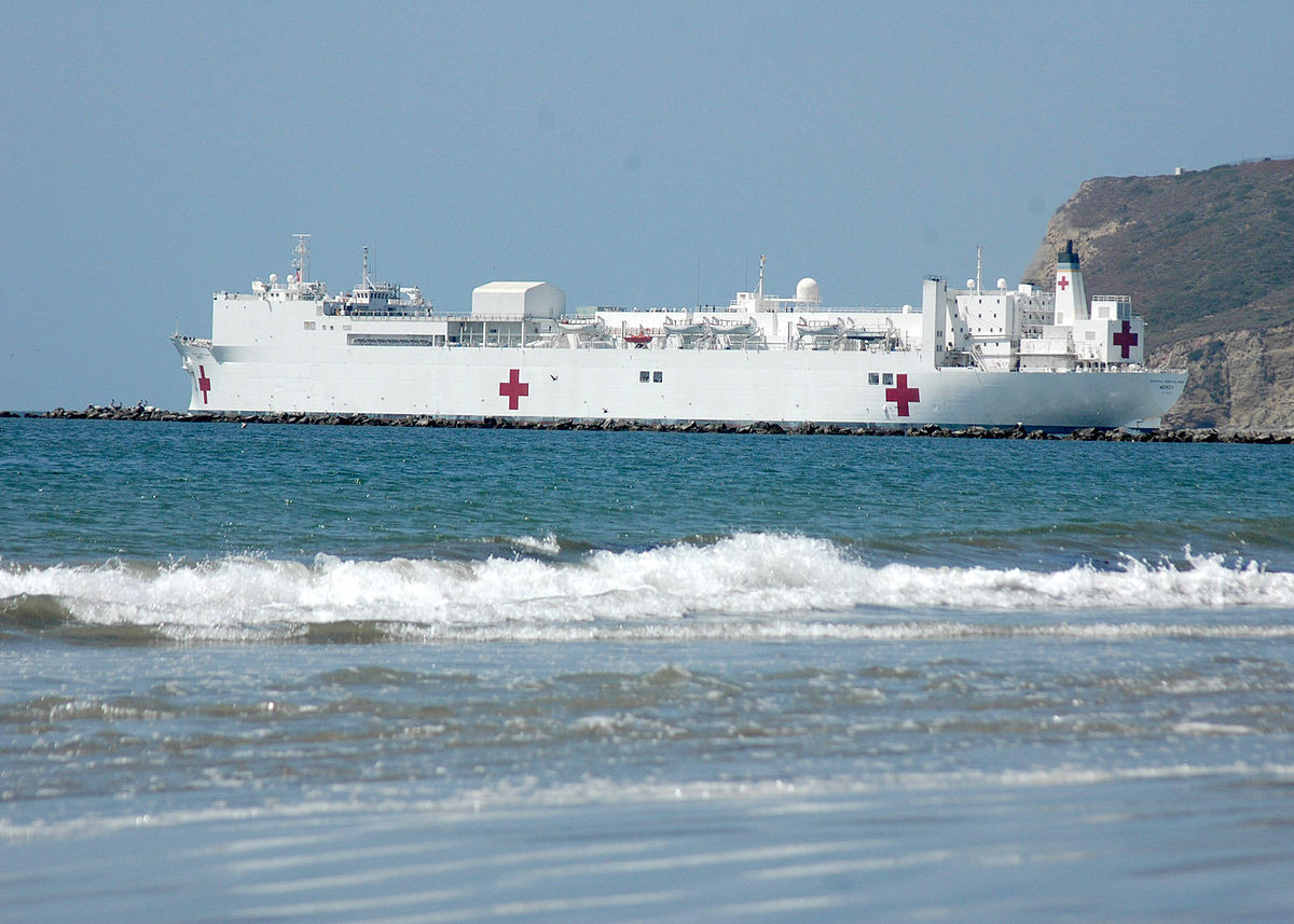 Cũng được hoán cải từ tàu chở dầu, tàu bệnh viện USNS Mercy số thân T-AH-19 của Hải quân Mỹ có thiết kế gần như giống y hệt với tàu bệnh viện USNS Comfort của nước này. Nguồn ảnh: Pinterest.