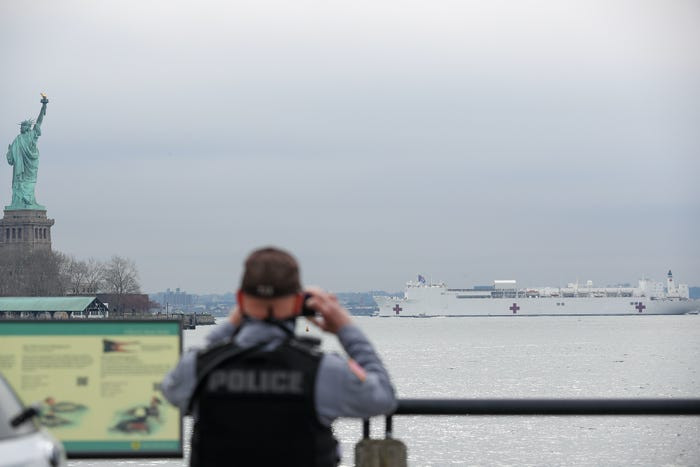 Với sự hỗ trợ của tàu bệnh viện USNS Comfort, New York sẽ có thêm 1000 giường bệnh khẩn cấp trong thời gian chờ xây dựng, lắp đặt những bệnh viện dã chiến. Nguồn ảnh: BI.