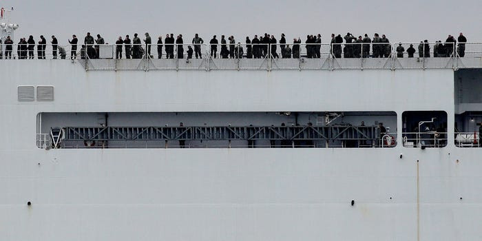 Trong trạng thái sẵn sàng phục vụ, tàu USNS Comfort có 62 nhân viên quân sự cùng với hơn 1000 y, bác sĩ và nhân viên dân sự phục vụ. Nguồn ảnh: BI.