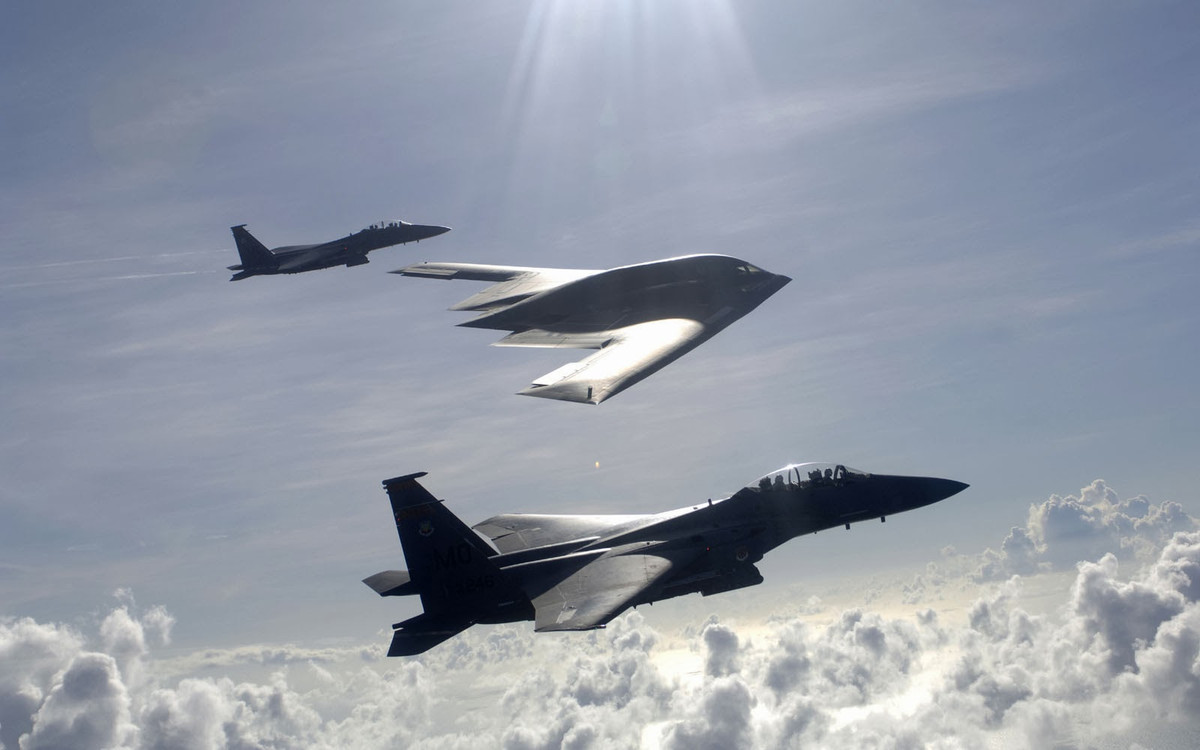 Máy bay ném bom B-2 Spirit là loại oanh tạc cơ ít nhất, hiện đại nhất và đắt đỏ nhất của Mỹ. Tổng cộng không quân Mỹ chỉ có 20 chiếc máy bay loại này trong biên chế, mỗi chiếc có giá 2,2 tỷ USD. Nguồn ảnh: Pinterest.