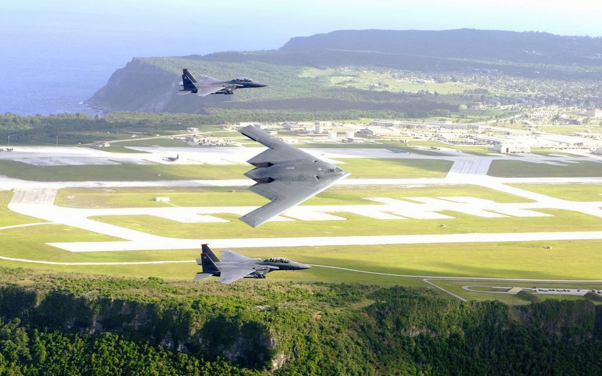 B-2 Spirit thực tế lại rất ít được sử dụng trong các nhiệm vụ thực chiến, thay vào đó nó chỉ được sử dụng như một loại vũ khí mang tính chiến lược - nghĩa là để "doạ dẫm" nhiều hơn là để tác chiến trực tiếp trên chiến trường. Nguồn ảnh: Pinterest.