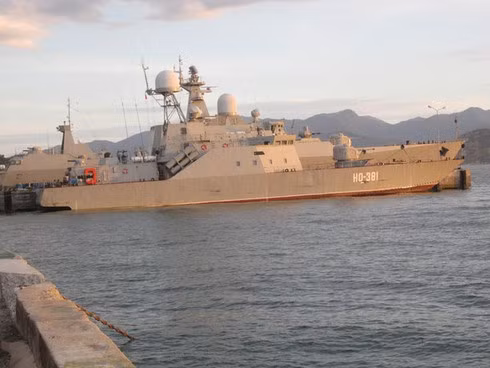 Với sự hỗ trợ của các chuyên gia Nga, tàu 381 được chúng ta bắt đầu nghiên cứu thiết kế và đóng mới từ cuối những năm 90 của thế kỷ trước. Nguồn ảnh: BHQ.