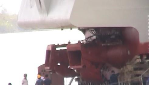 Cận cảnh hệ thống bơm nước phản lực trên tàu 318 với hai luồng phụt thay vì sử dụng chân vịt như thông thường. Hai luồng phục này sẽ đổi hướng để tàu bẻ lái. Nguồn ảnh: BHQ.