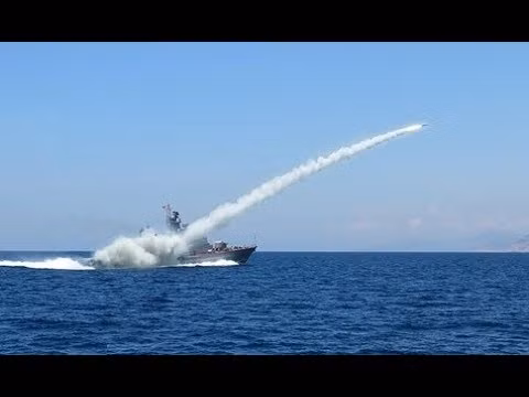 Chưa kể tới việc, tàu có các bề mặt góc cạnh được hạn chế tối đa nhằm giảm diện tích phản xạ radar. So với những tàu chiến cùng thời, 381 có thể coi là tiên tiến, hiện đại vượt bậc. Nguồn ảnh: BHQ.