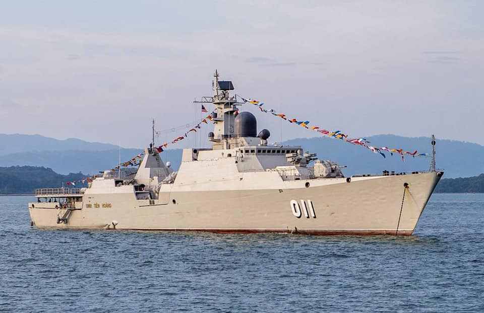 So với màu sơn đậm như nguyên bản ban đầu được mua về từ Nga, màu sơn sáng hơn có vẻ như đồng nghĩa với việc các tàu chiến của chúng ta sẽ dễ bị phát hiện hơn khi hoạt động trên biển, nhưng lại khó bị phát hiện hơn khi hoạt động trong môi trường sương mù, biển động, tầm nhìn kém. Nguồn ảnh: BHQ.