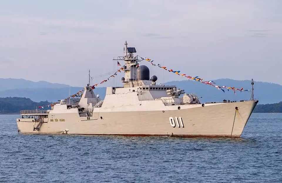 So với màu sơn đậm như nguyên bản ban đầu được mua về từ Nga, màu sơn sáng hơn có vẻ như đồng nghĩa với việc các tàu chiến của chúng ta sẽ dễ bị phát hiện hơn khi hoạt động trên biển, nhưng lại khó bị phát hiện hơn khi hoạt động trong môi trường sương mù, biển động, tầm nhìn kém. Nguồn ảnh: BHQ.