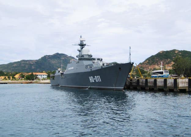 Vào thời điểm đầu tiên khi tàu hộ vệ hạm Gepard 3.9 011 Đinh Tiên Hoàng về Việt Nam, tàu được mang màu sơn như tàu chiến của Hải quân Nga với màu thẫm nước biển rất mạnh mẽ. Nguồn ảnh: QPVN.
