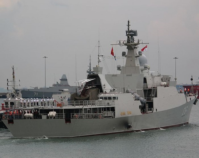 Tàu Quang Trung của Hải quân Việt Nam với một phần nhỏ rất nổi bật trên nền sơn trắng sáng ở thân tàu bị bám muội sau quá trình hoạt động trên biển. Nguồn ảnh: MDC.