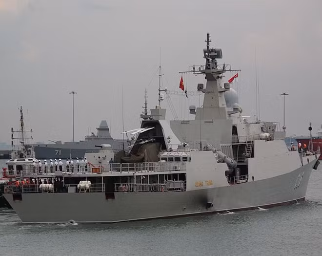 Tàu Quang Trung của Hải quân Việt Nam với một phần nhỏ rất nổi bật trên nền sơn trắng sáng ở thân tàu bị bám muội sau quá trình hoạt động trên biển. Nguồn ảnh: MDC.