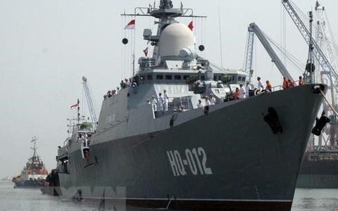 Tới khi tàu 012 Lý Thái Tổ nhập biên Hải quân Việt Nam, nó cũng được mang màu sơn sẫm nhạt này. Nguồn ảnh: TTXVN.