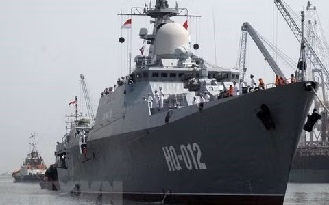 Tới khi tàu 012 Lý Thái Tổ nhập biên Hải quân Việt Nam, nó cũng được mang màu sơn sẫm nhạt này. Nguồn ảnh: TTXVN.