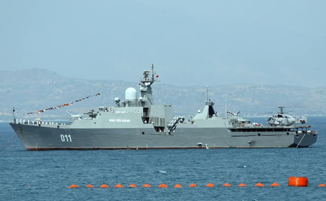 Qua thời gian, các tàu hộ vệ hạm của Hải quân Việt Nam lại một lần nữa được cải biến màu sơn, chuyển sang sử dụng màu sẫm khác biệt hoàn toàn so với nước sơn ban đầu. Nguồn ảnh: QPVN.