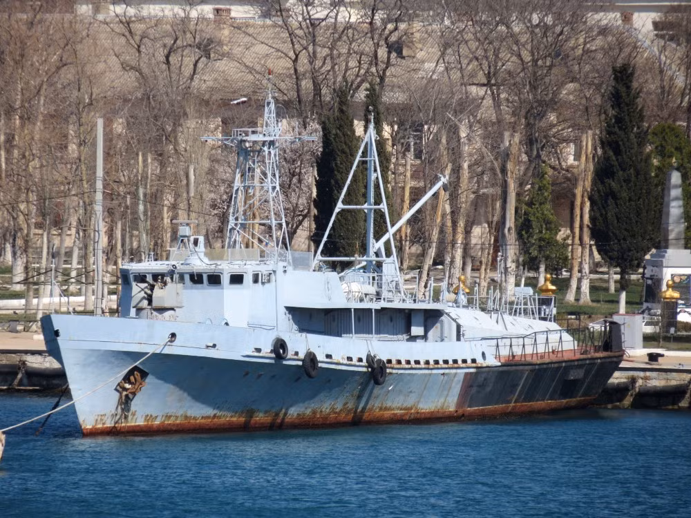 Thực tế thì trong số này, có không ít tàu trước đó cũng đang nằm trong cảng sửa chữa. Tuy nhiên quá trình sửa chữa không thể hoàn thành và Nga đã "bê" tất cả các tàu trong cảng sửa chữa ra đây nằm phơi mưa trong suốt gần 6 năm qua. Nguồn ảnh: A. Balabin. Nga trả lại vũ khí ở Crimea cho Ukraine. Nguồn: VTC14.